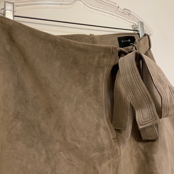 Cecily skirt from babaton - Picture 2 of 7